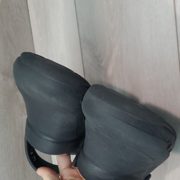 Crocs Unisex Rubber Outdoor Black Comfort Sandals Clogs sz W7 M5 - Picture 4 of 10